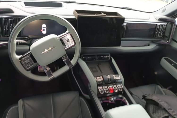 Used Formula Leopard 5 2023 Navigator Edition Center Console
