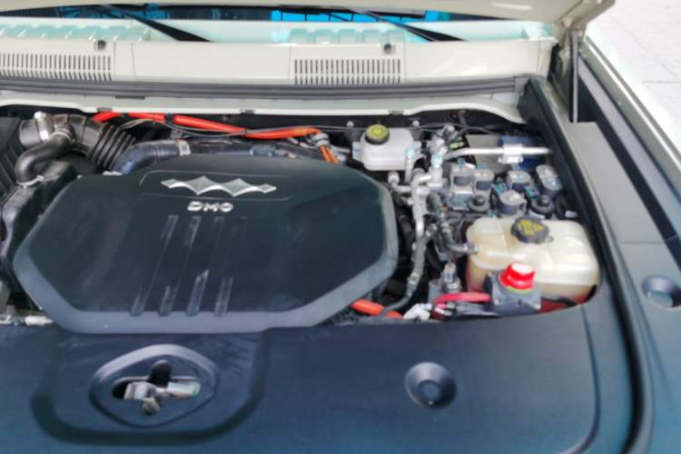 Used Formula Leopard 5 2023 Navigator Edition Engine Bay Left