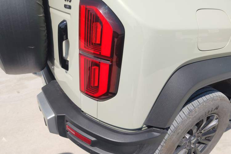 Used Formula Leopard 5 2023 Explore Edition Exterior 3