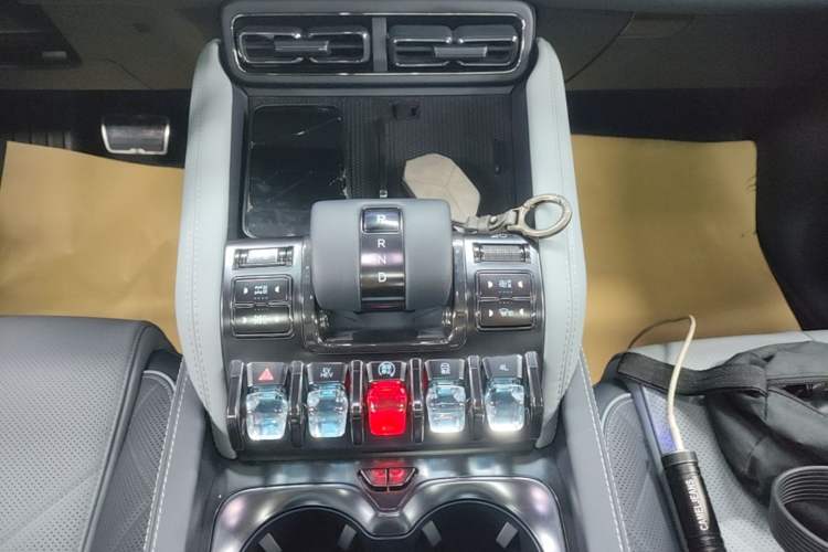 Used Formula Leopard 5 2023 Navigator Edition Gear Lever