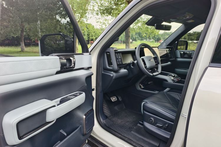 Used Formula Leopard 5 2023 Navigator Edition Interior 2