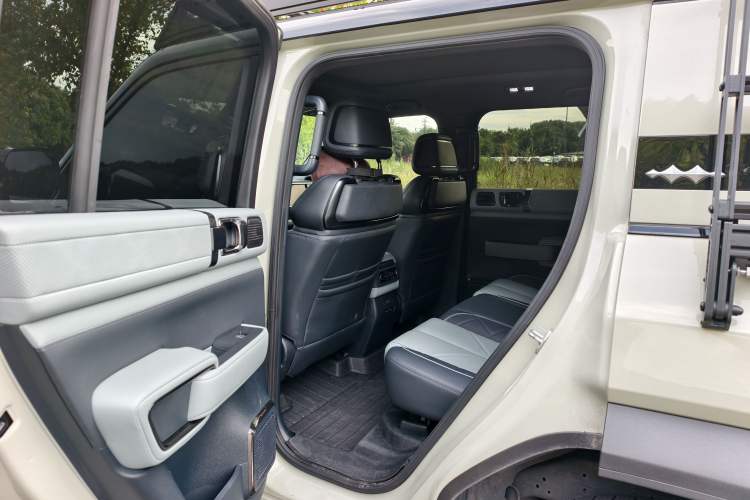 Used Formula Leopard 5 2023 Navigator Edition Interior 3
