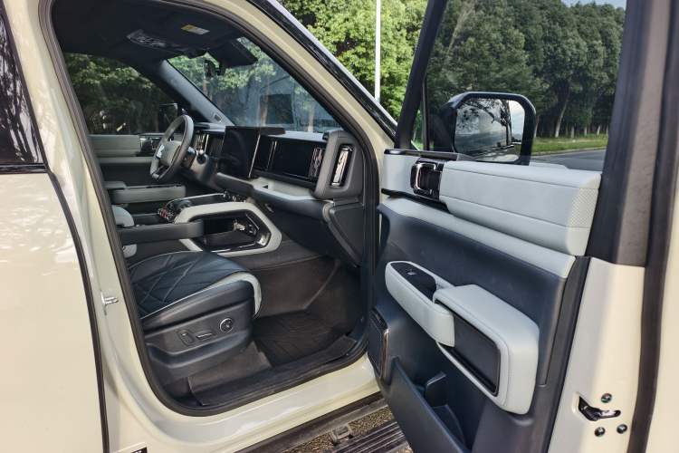 Used Formula Leopard 5 2023 Navigator Edition Interior 6