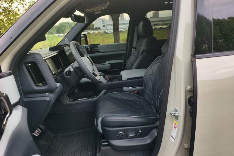 Used Formula Leopard 5 2023 Navigator Edition Left Front Seat