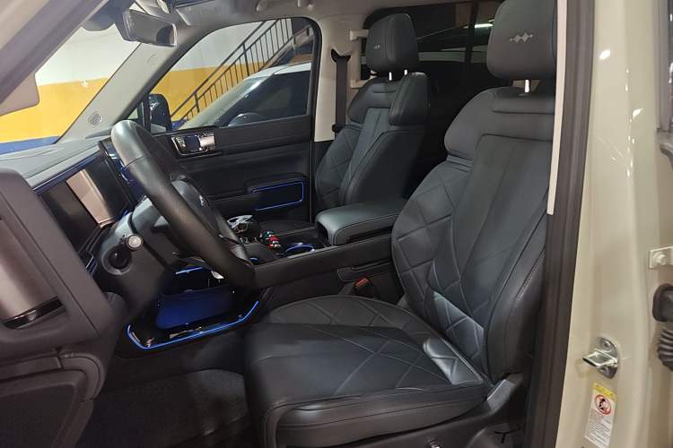 Used Formula Leopard 5 2023 Explore Edition Left Front Seat