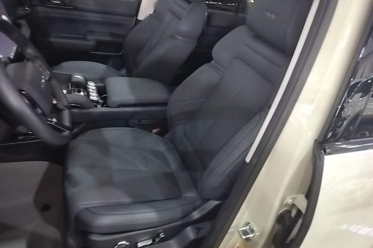 Used Formula Leopard 5 2023 Explore Edition Left Front Seat