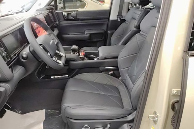 Used Formula Leopard 5 2023 Navigator Edition Left Front Seat
