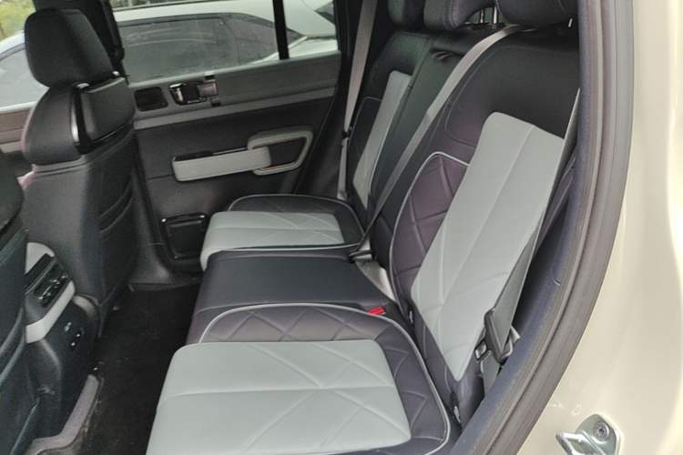 Used Formula Leopard 5 2023 Explore Edition Left Rear Seat