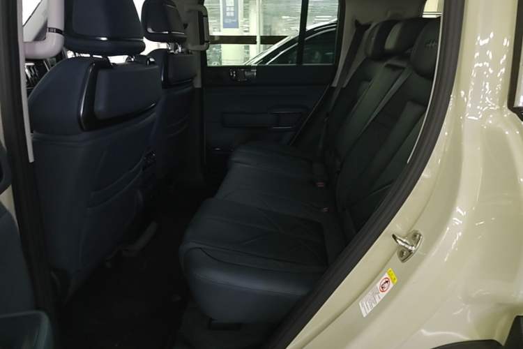 Used Formula Leopard 5 2023 Navigator Edition Left Rear Seat
