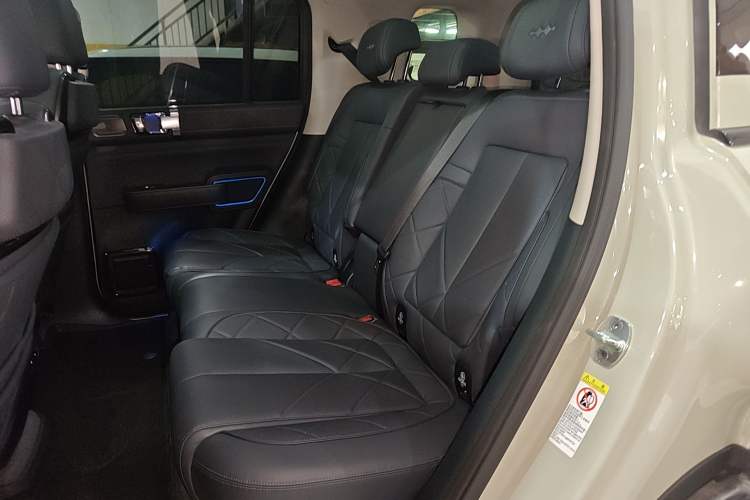 Used Formula Leopard 5 2023 Explore Edition Left Rear Seat