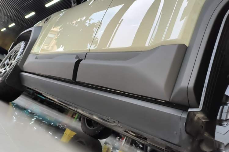 Used Formula Leopard 5 2023 Cloud Ride Flagship Edition Left Side Sill