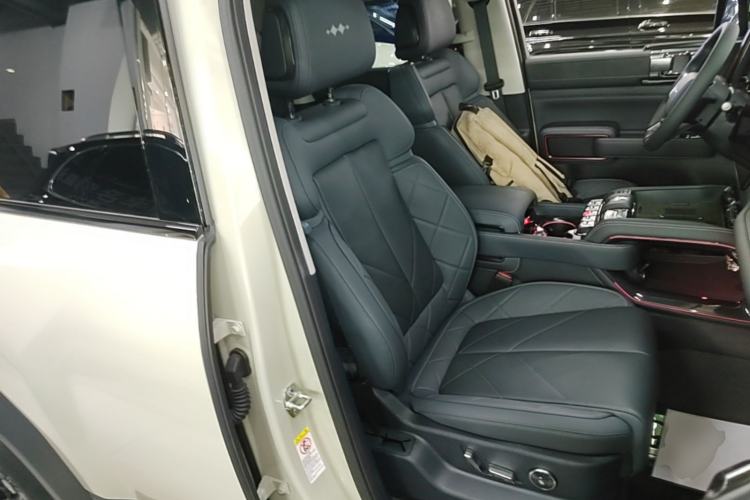 Used Formula Leopard 5 2023 Navigator Edition Right Front Seat