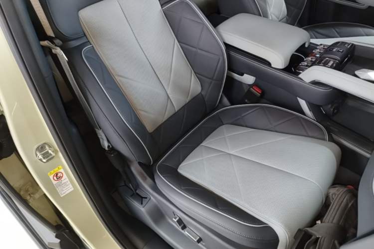 Used Formula Leopard 5 2023 Explore Edition Right Front Seat