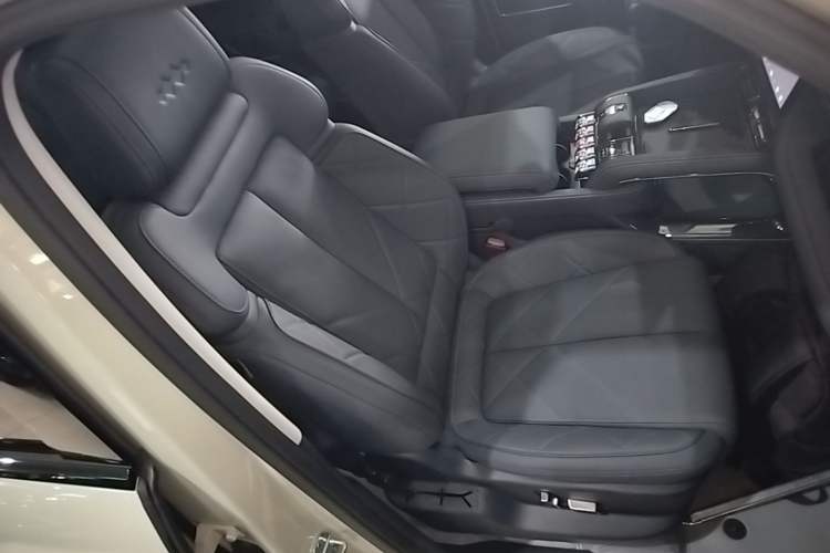 Used Formula Leopard 5 2023 Explore Edition Right Front Seat