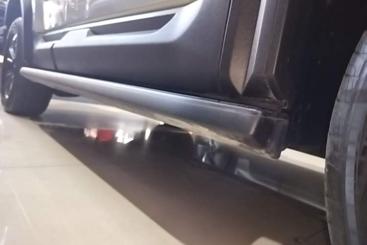 Used Formula Leopard 5 2023 Explore Edition Right Side Sill