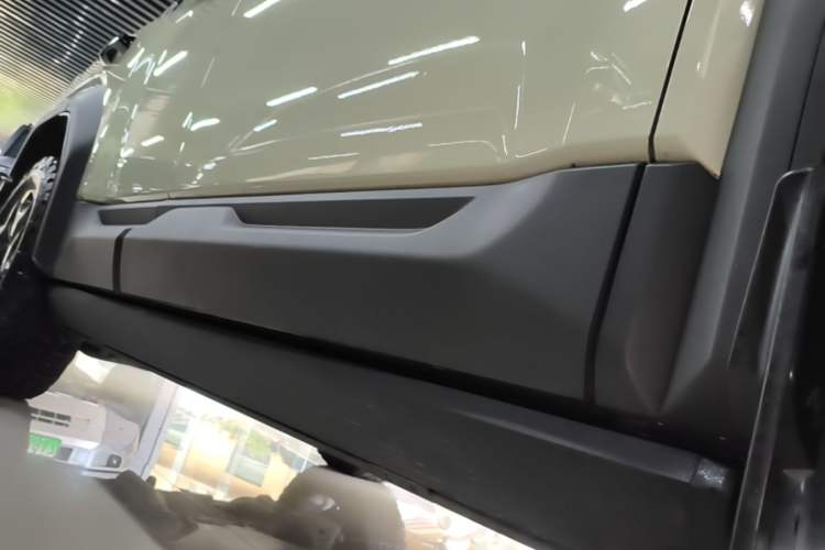 Used Formula Leopard 5 2023 Cloud Ride Flagship Edition Right Side Sill