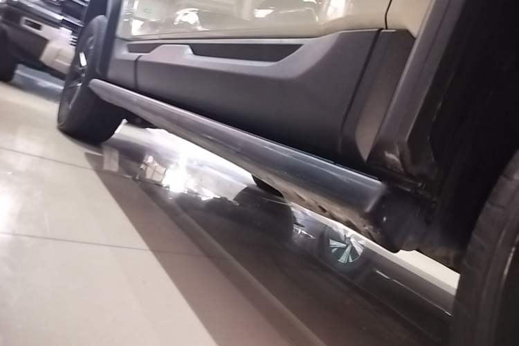 Used Formula Leopard 5 2023 Explore Edition Right Side Sill