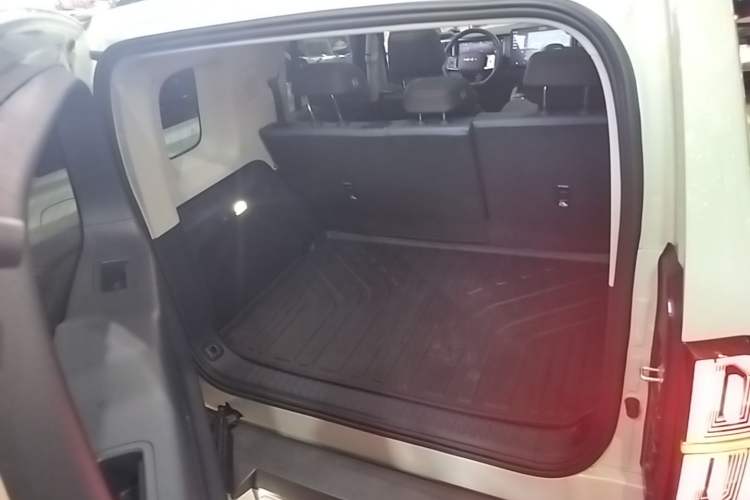 Used Formula Leopard 5 2023 Explore Edition Trunk