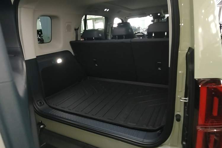 Used Formula Leopard 5 2023 Navigator Edition Trunk