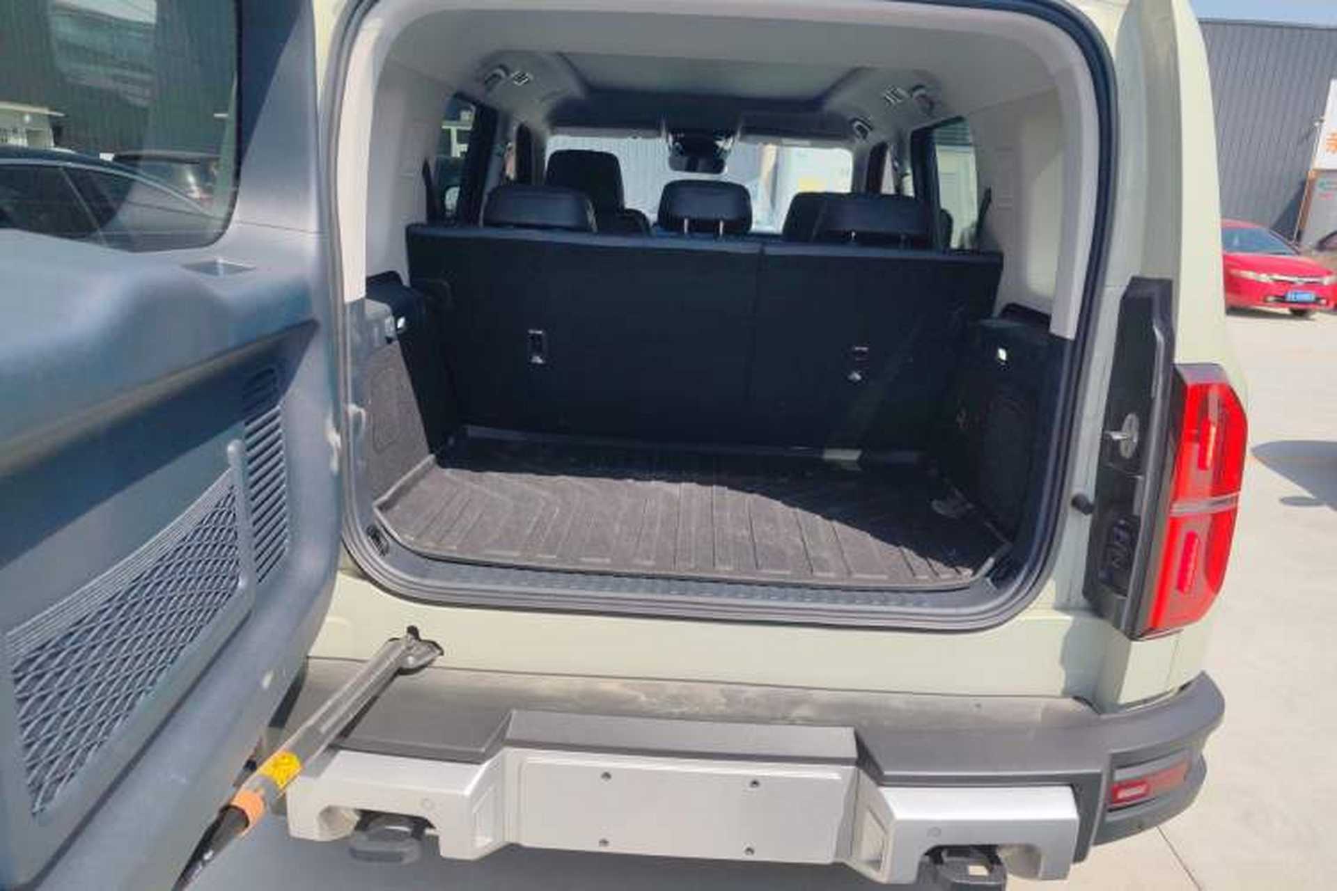 Used Formula Leopard 5 2023 Explore Edition Trunk