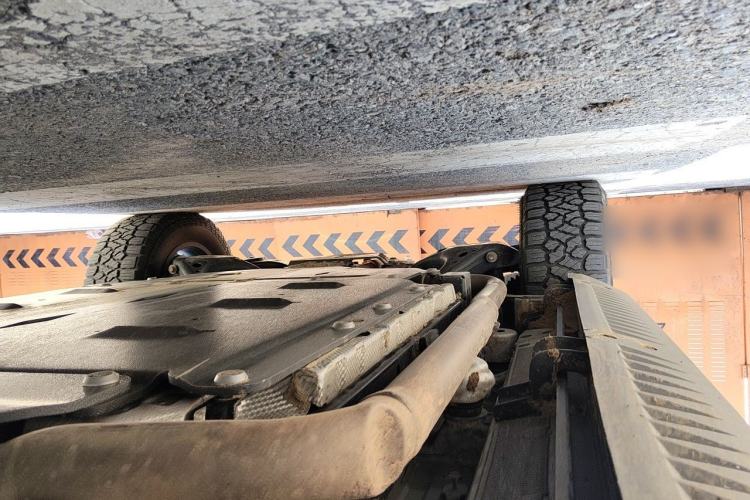 Used Formula Leopard 5 2023 Navigator Edition Chassis Front Right