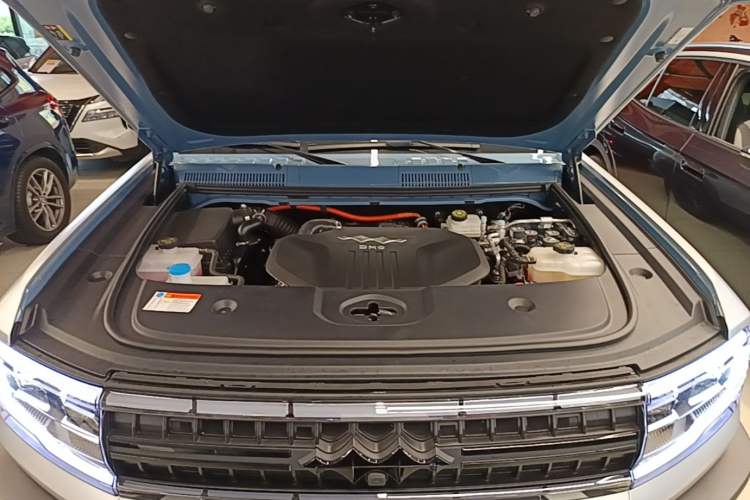 Used Formula Leopard 5 2023 Explore Edition Engine Bay