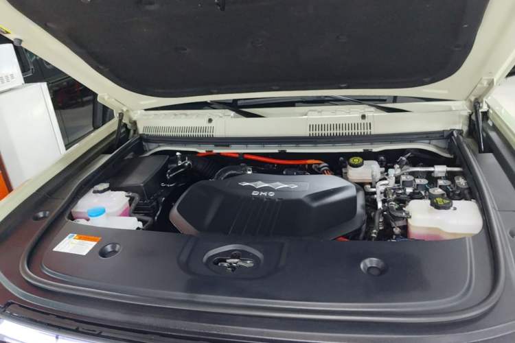 Used Formula Leopard 5 2023 Explore Edition Engine Bay