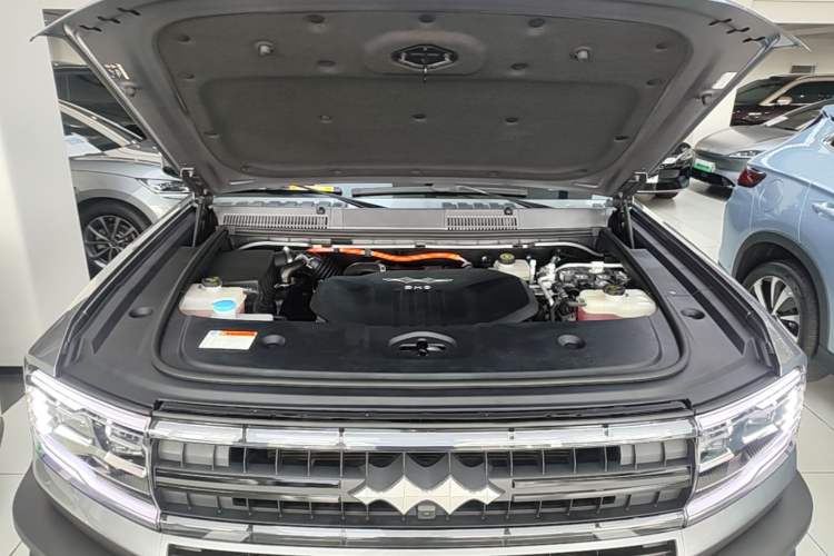 Used Formula Leopard 5 2023 Navigator Edition Engine Bay