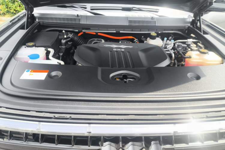 Used Formula Leopard 5 2023 Cloud Ride Flagship Edition Engine Bay