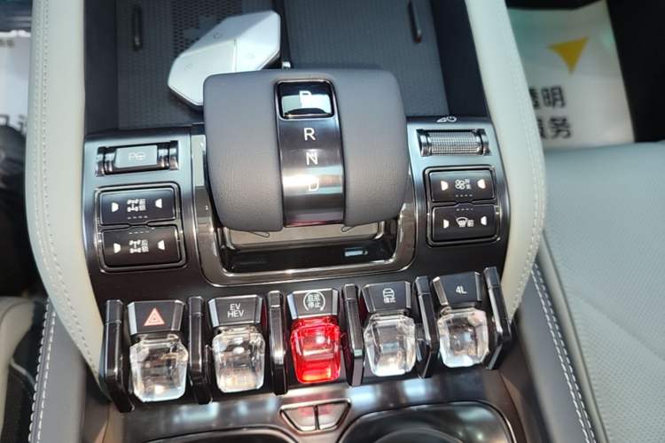 Used Formula Leopard 5 2023 Navigator Edition Gear Lever