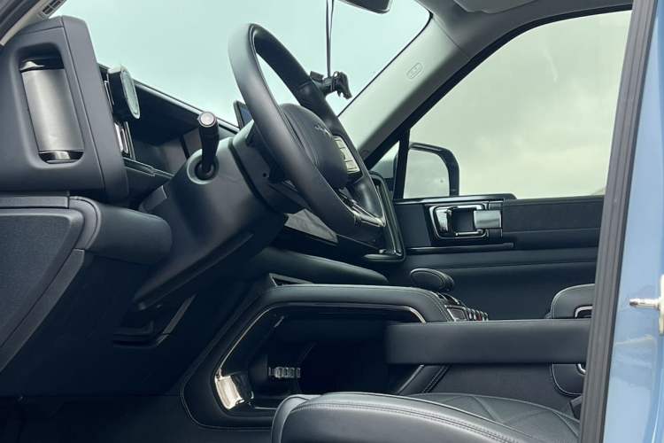 Used Formula Leopard 5 2023 Explore Edition Interior 1