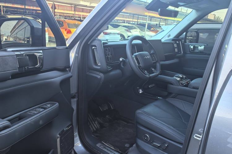 Used Formula Leopard 5 2023 Navigator Edition Interior 1