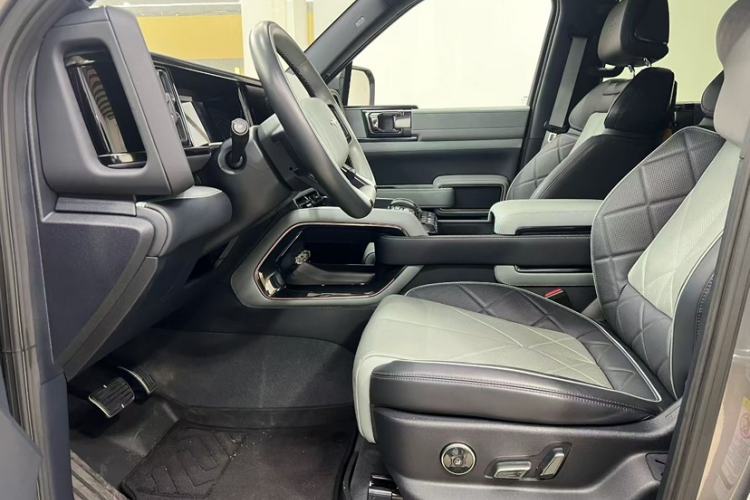 Used Formula Leopard 5 2023 Navigator Edition Interior 2