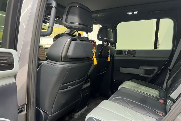 Used Formula Leopard 5 2023 Navigator Edition Interior 3