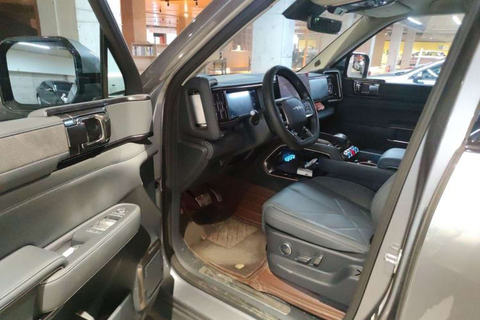 Used Formula Leopard 5 2023 Explore Edition Interior 3