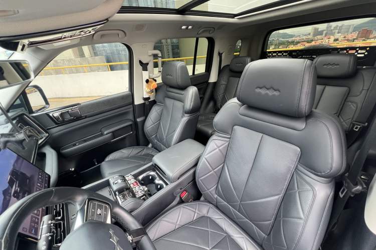 Used Formula Leopard 5 2023 Explore Edition Interior 4