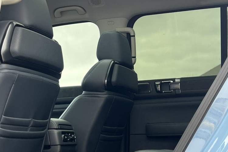 Used Formula Leopard 5 2023 Explore Edition Interior 6