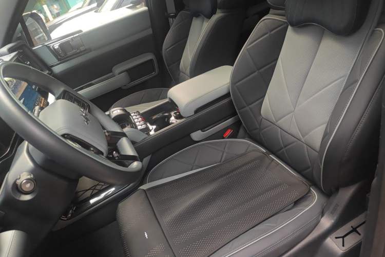 Used Formula Leopard 5 2023 Navigator Edition Left Front Seat
