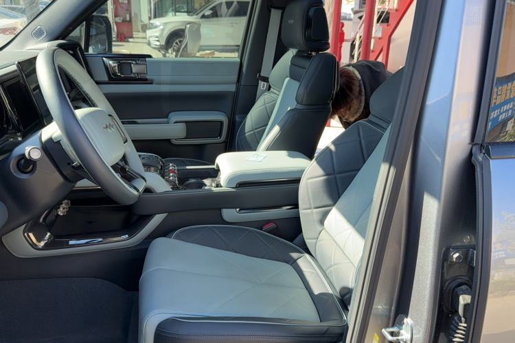 Used Formula Leopard 5 2023 Navigator Edition Left Front Seat