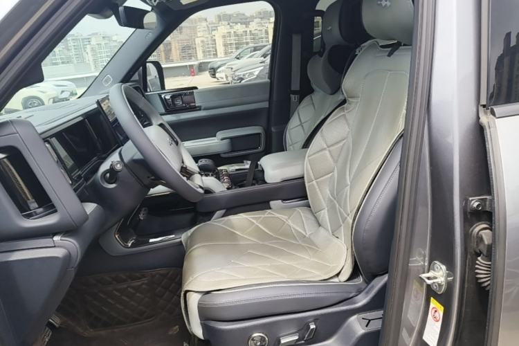 Used Formula Leopard 5 2023 Navigator Edition Left Front Seat