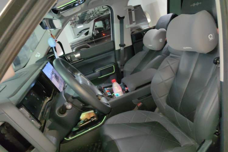 Used Formula Leopard 5 2023 Navigator Edition Left Front Seat