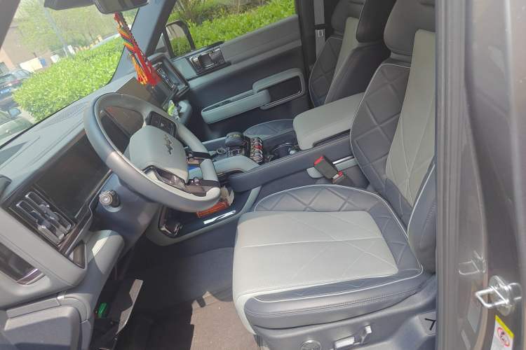 Used Formula Leopard 5 2023 Navigator Edition Left Front Seat