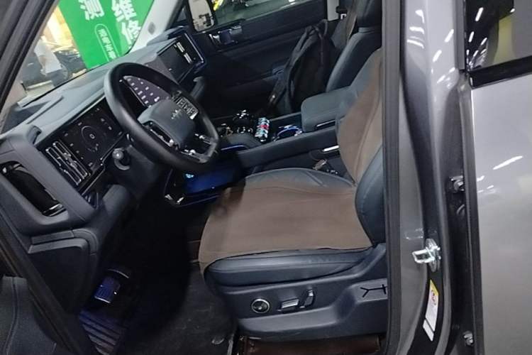 Used Formula Leopard 5 2023 Navigator Edition Left Front Seat