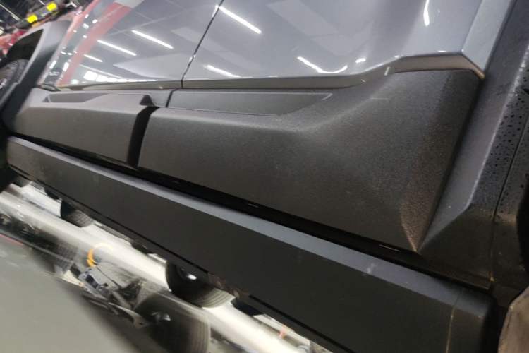 Used Formula Leopard 5 2023 Cloud Ride Flagship Edition Left Side Sill