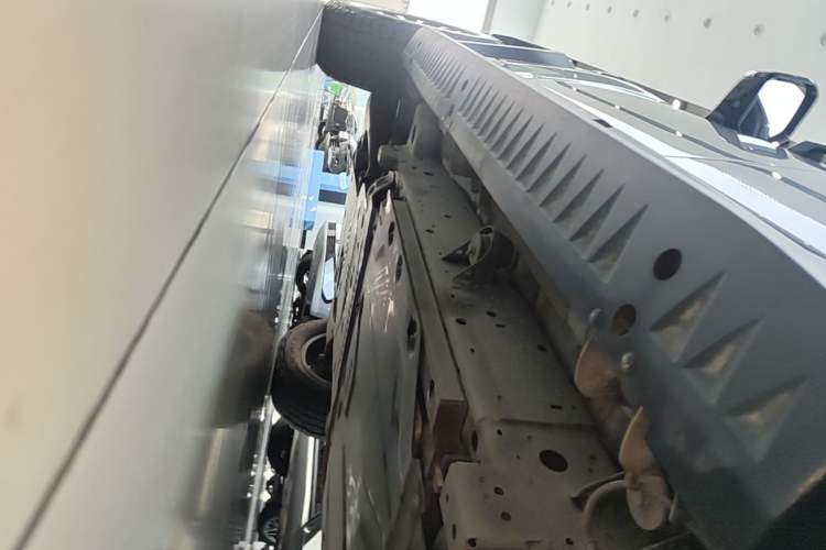 Used Formula Leopard 5 2023 Navigator Edition Left Side Sill