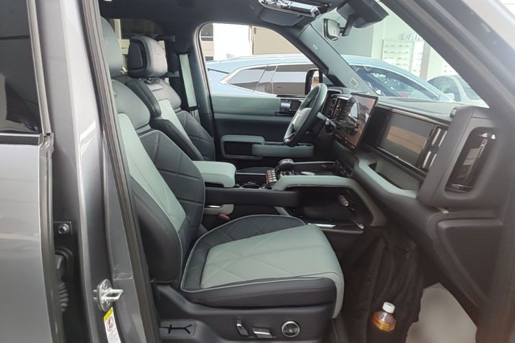 Used Formula Leopard 5 2023 Navigator Edition Right Front Seat