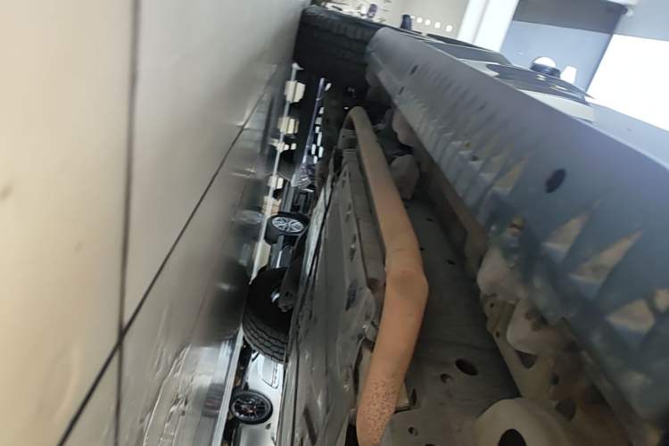 Used Formula Leopard 5 2023 Navigator Edition Right Side Sill