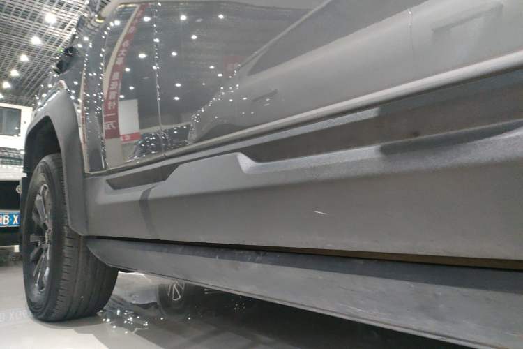 Used Formula Leopard 5 2023 Navigator Edition Right Side Sill
