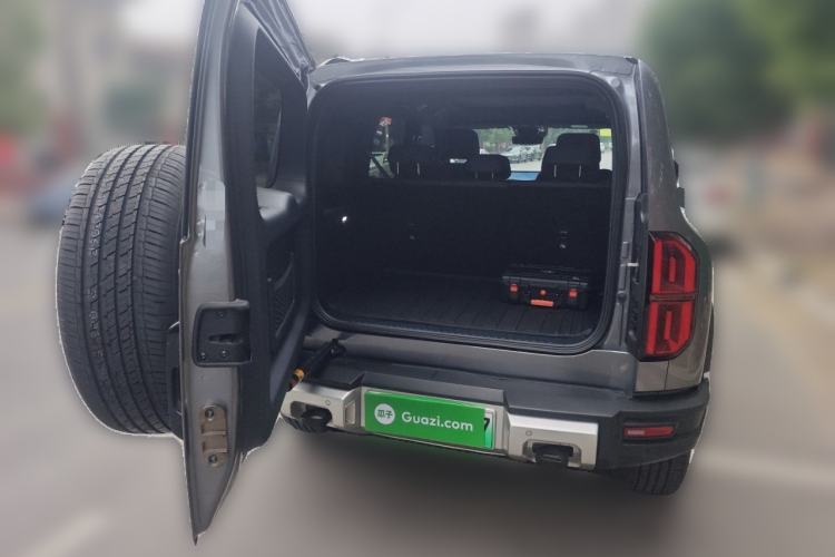 Used Formula Leopard 5 2023 Navigator Edition Trunk