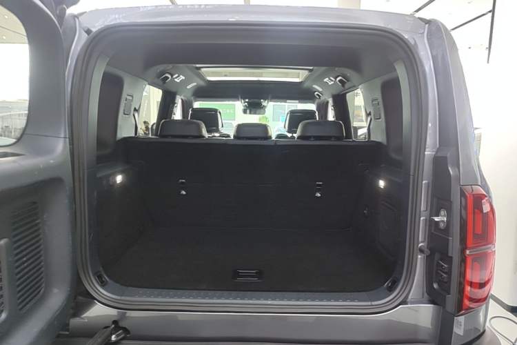 Used Formula Leopard 5 2023 Navigator Edition Trunk